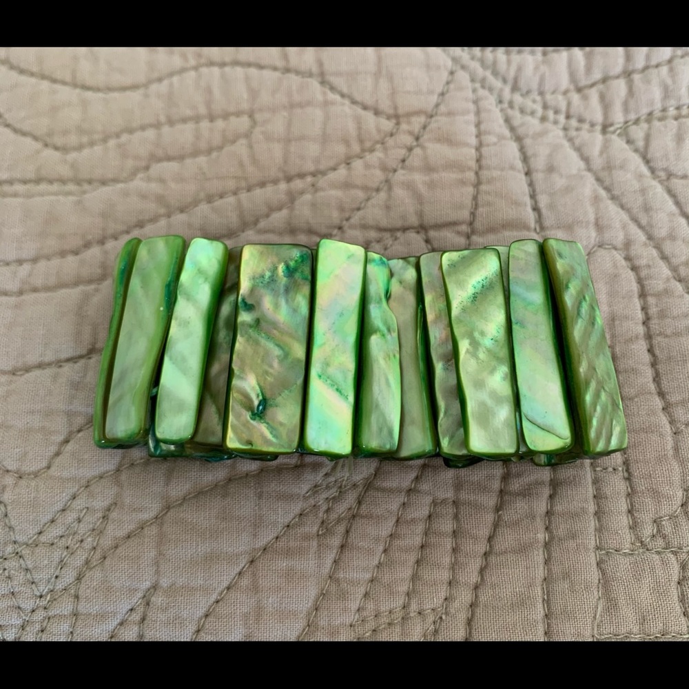Shell Stretch Bracelet - Picture 3 of 8